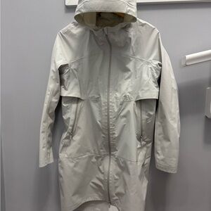 Lululemon rain coat size 6